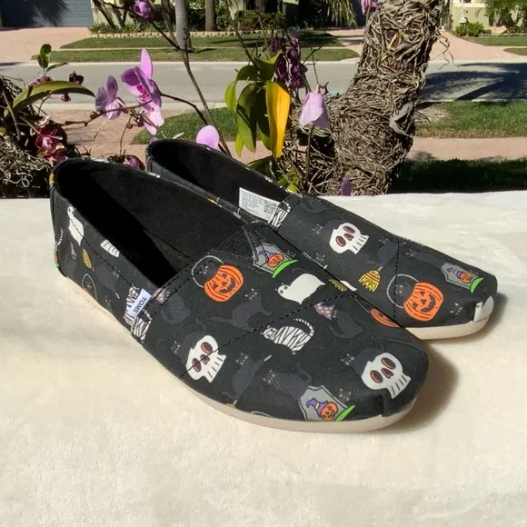 TOMS Halloween Black Slip On Shoes Size 8 Women Pumpkin Cat Broom - Picture 9 of 12